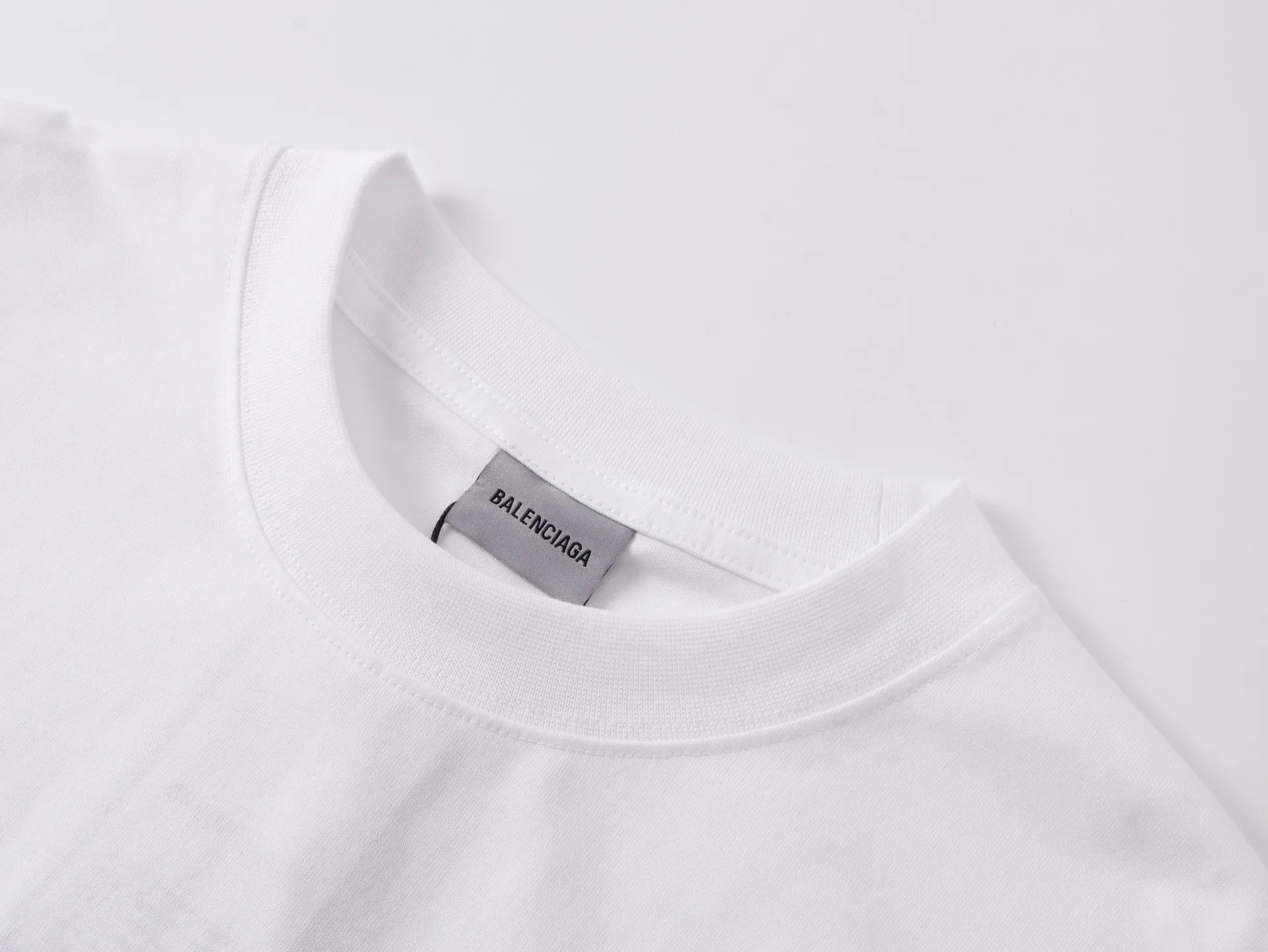 💰P 85 【 . Quality】 BALENCIAGA/ SS 26 New Arrival， LOGO T 。 ZP 。 260 ， . ， 。 。Classic ， . . . . OS . Same Style ：BL 263789 ：Black，White Size：XS S M L